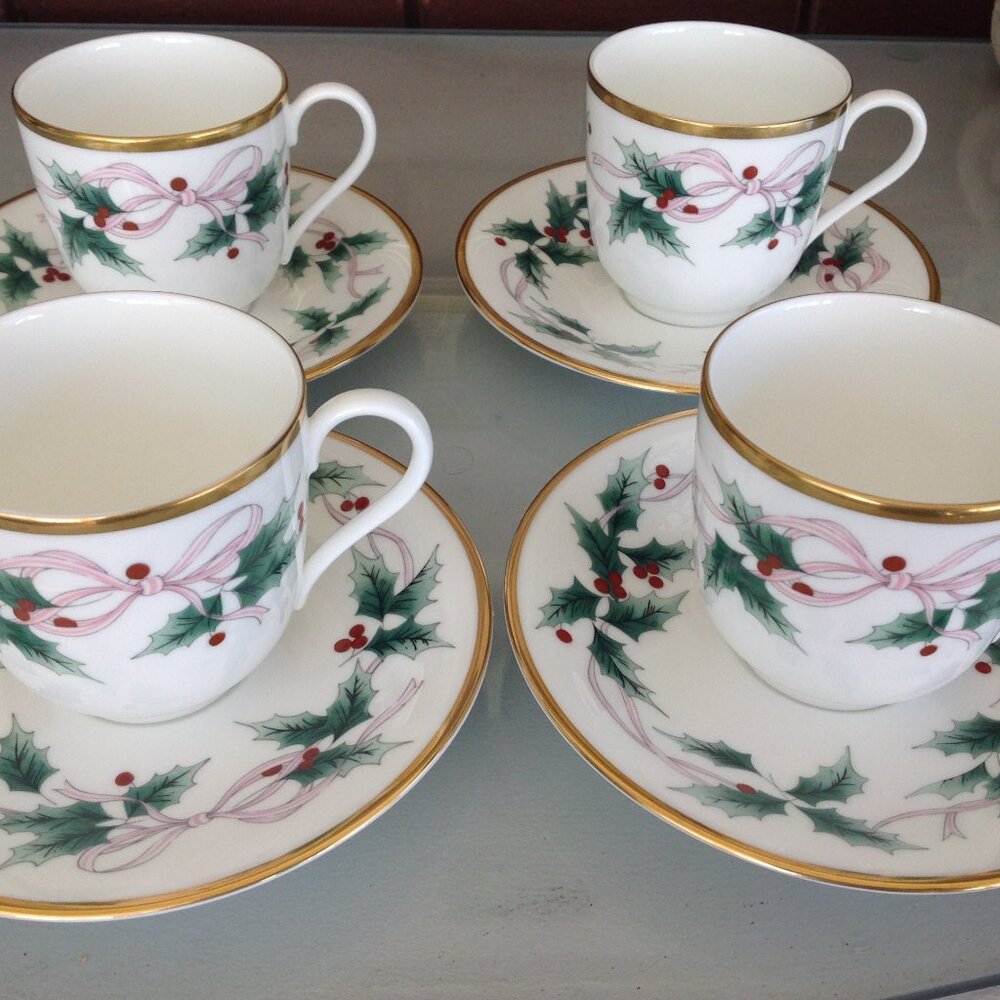 Set of 4 Mikasa Bone China Ribbon Holly Tea/Coffee Cups and Saucers Gold Accent